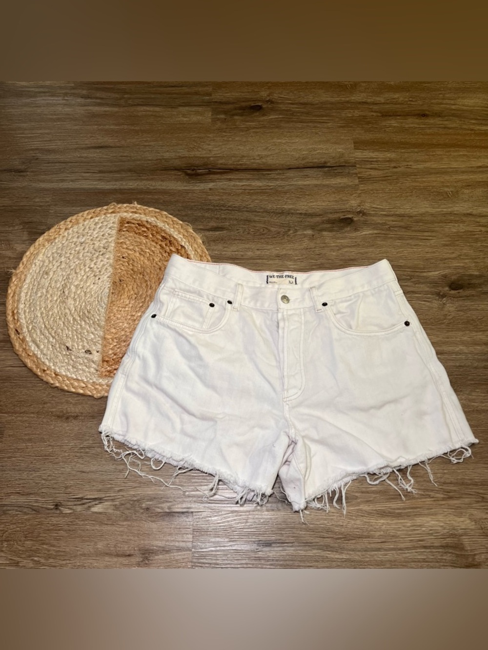 WE THE FREE Ivy Mid Rise Denim Jeans Womens Raw Hem Shorts